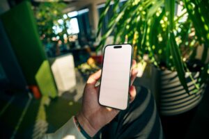 Celular de R$1.500 vs Topo de Linha: Qual Tela Vale o Salto?