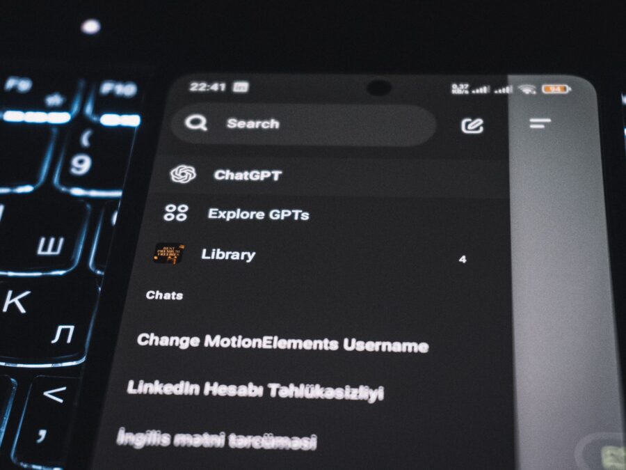 Tela de celular exibindo opções de como ativar modo escuro celular