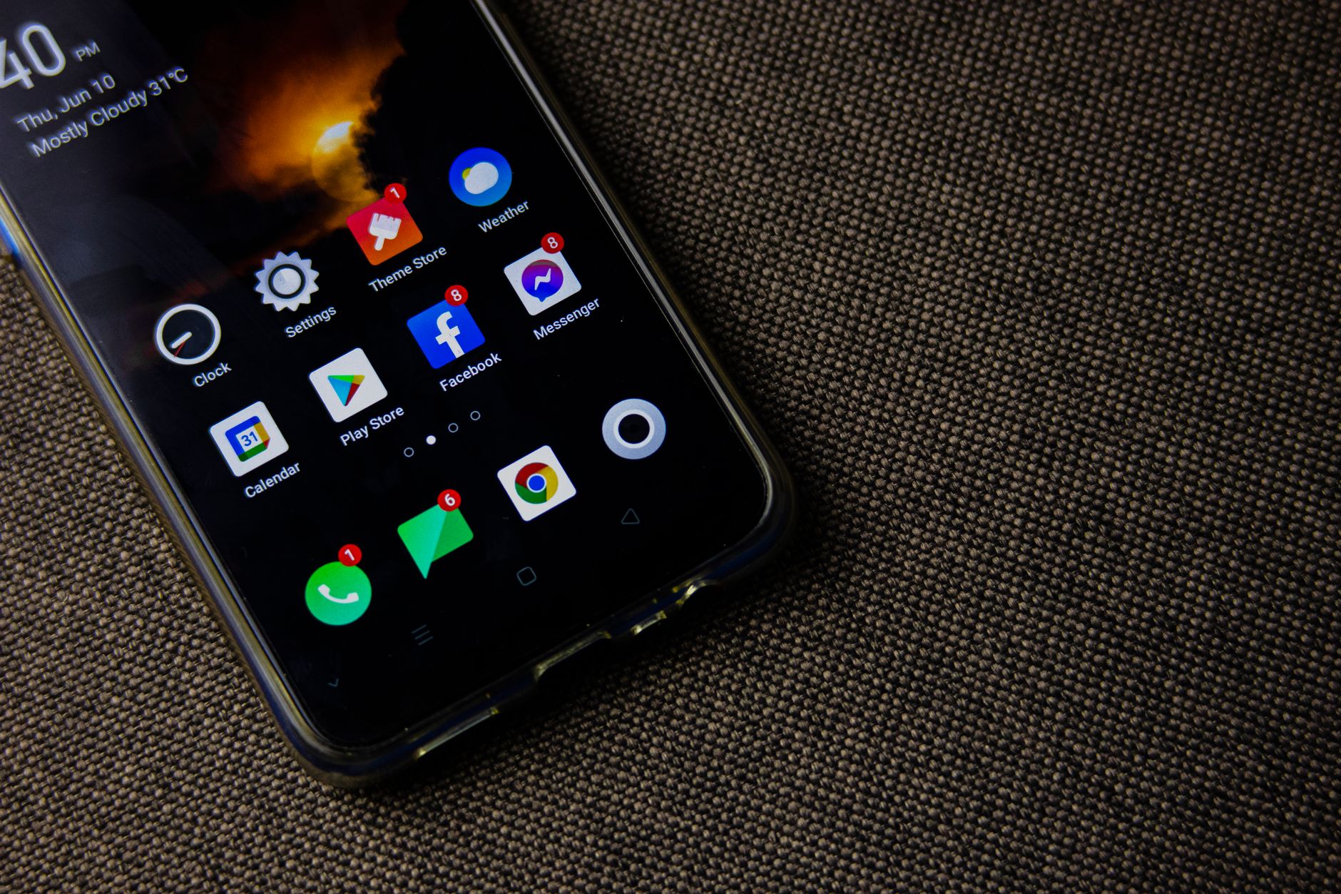 Celular Android com papel de parede preto para demonstrar modo escuro