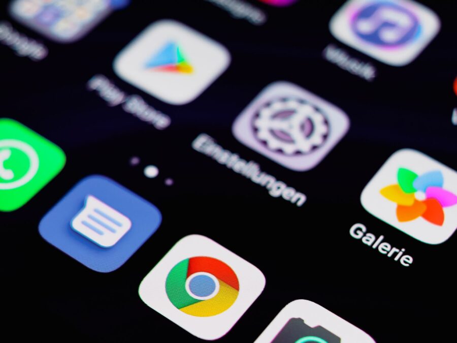 Interface mostrando como ativar modo escuro nas configurações do celular