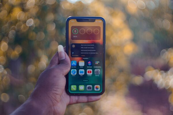 Mãos ajustando opções para calibrar cores da tela do celular