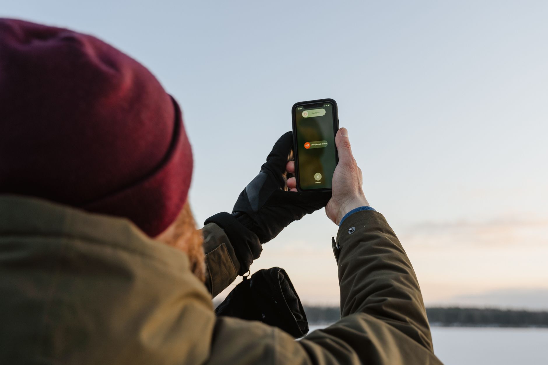 Usuário ajustando brilho para testar calibrar a tela do celular sob luz solar