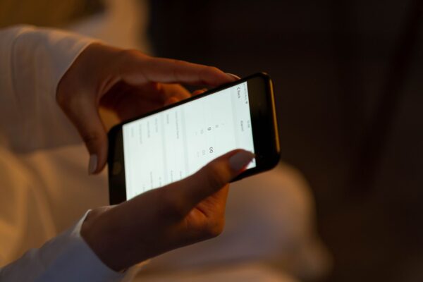 Exemplo prático de como reduzir o brilho do celular usando controles nativos