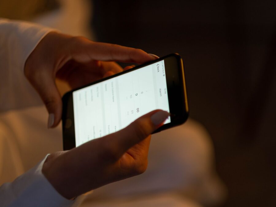 Exemplo prático de como reduzir o brilho do celular usando controles nativos