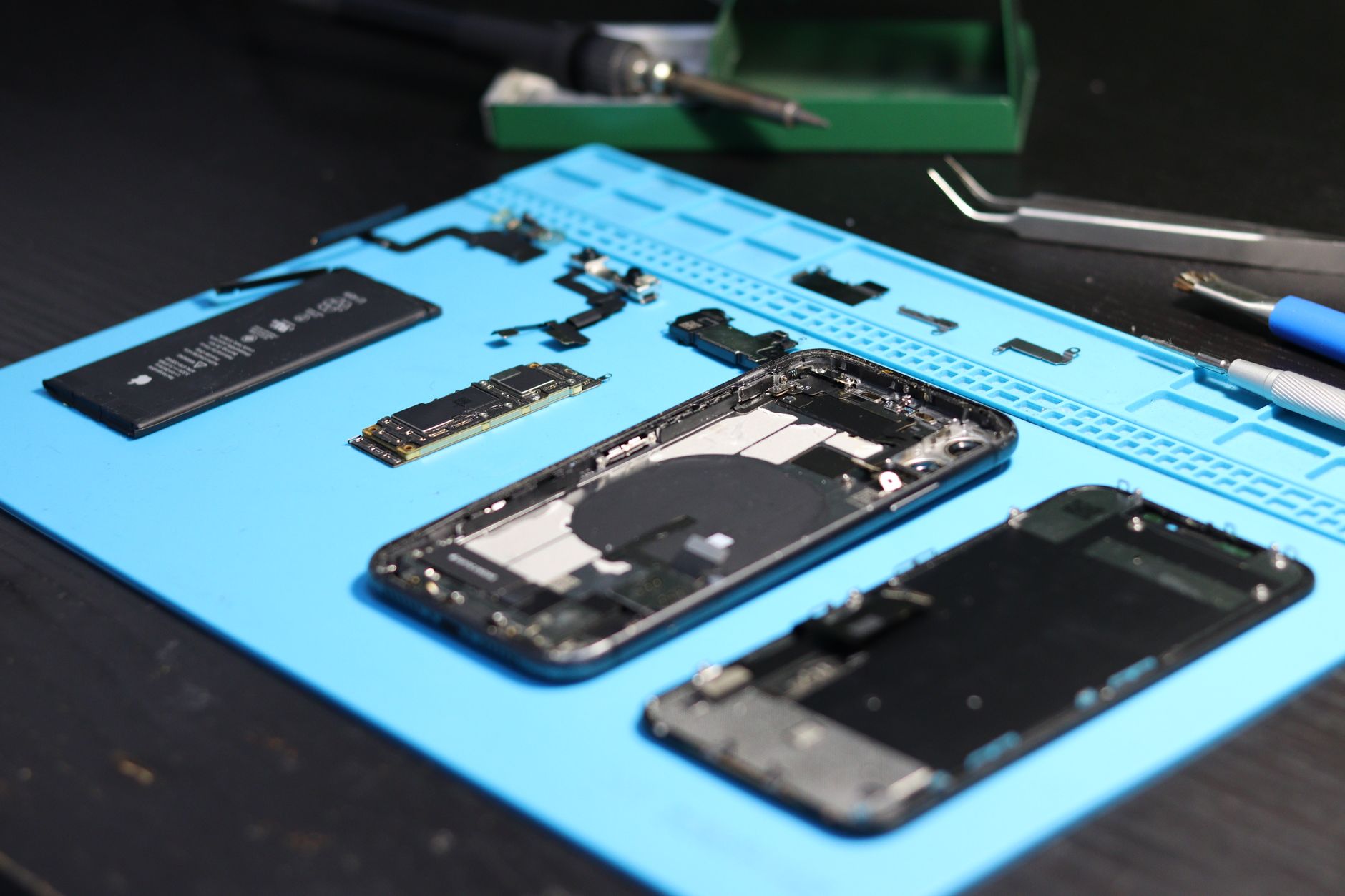 Desconectando bateria antes de substituir display de smartphone