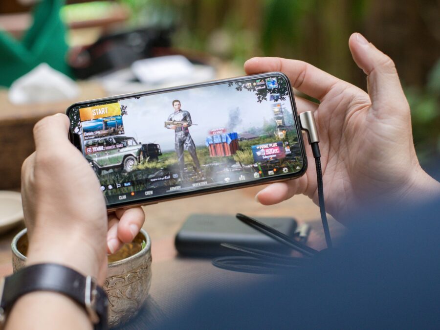 Close-up de tela de celular gamer demonstrando alta frequência de amostragem touch