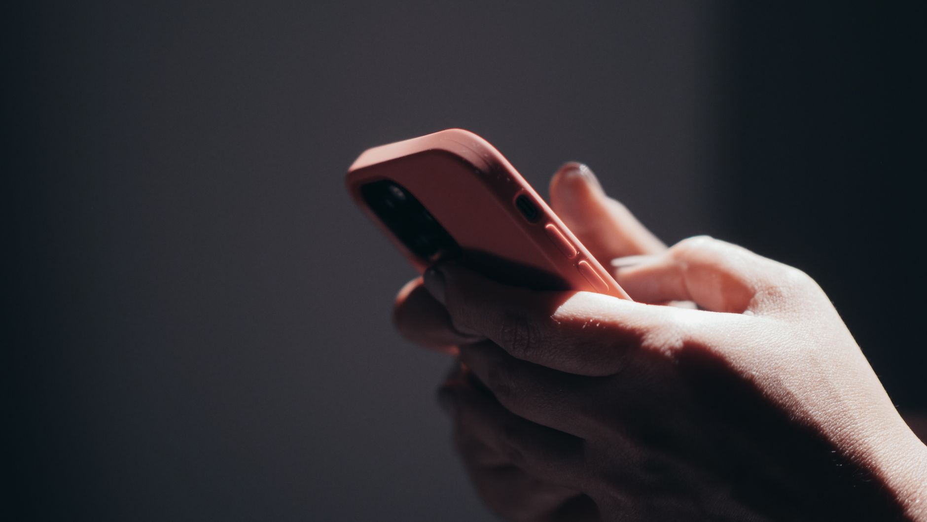 Mão navegando rapidamente em aplicativo, evidenciando importância da frequência de amostragem touch