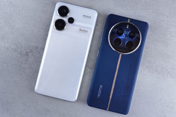 Comparativo Galaxy S25 FE vs iPhone 16 lado a lado na mesa