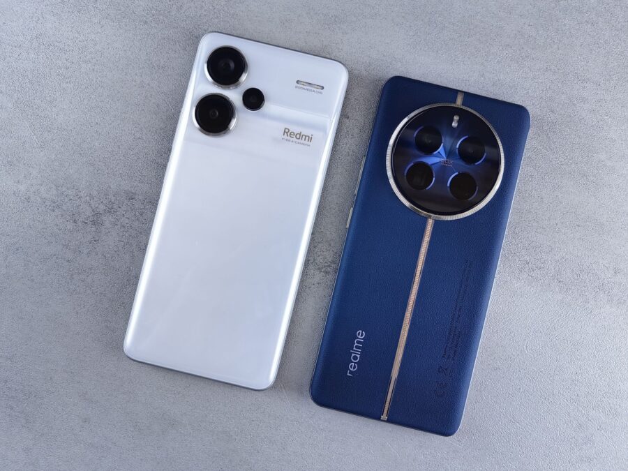 Comparativo Galaxy S25 FE vs iPhone 16 lado a lado na mesa