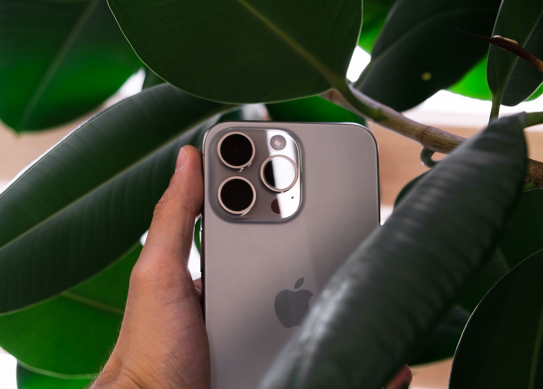 Comparação visual: iPhone 16 Pro Max com sistema de câmeras triplas em titânio