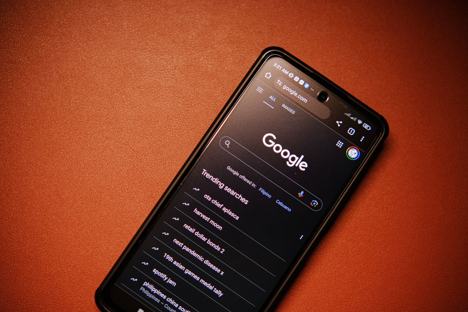 Detalhe macro da textura de pixels em tela OLED de smartphone premium
