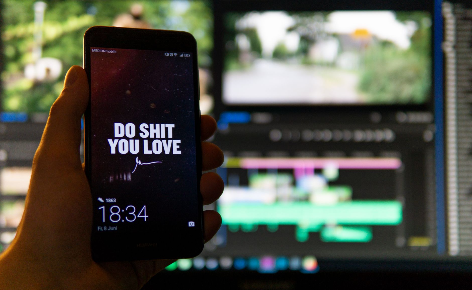 Usuário profissional editando vídeo diretamente na tela grande de um iPhone