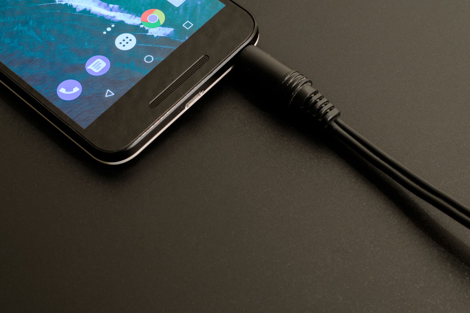 Carregamento rápido em smartphone mostrando eficiência da bateria do Motorola Edge 60 Pro
