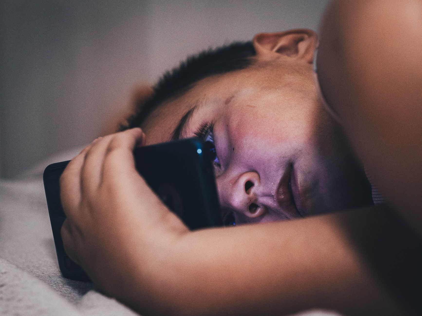 Recurso de tela de privacidade escurecendo a tela de celular visto de lado