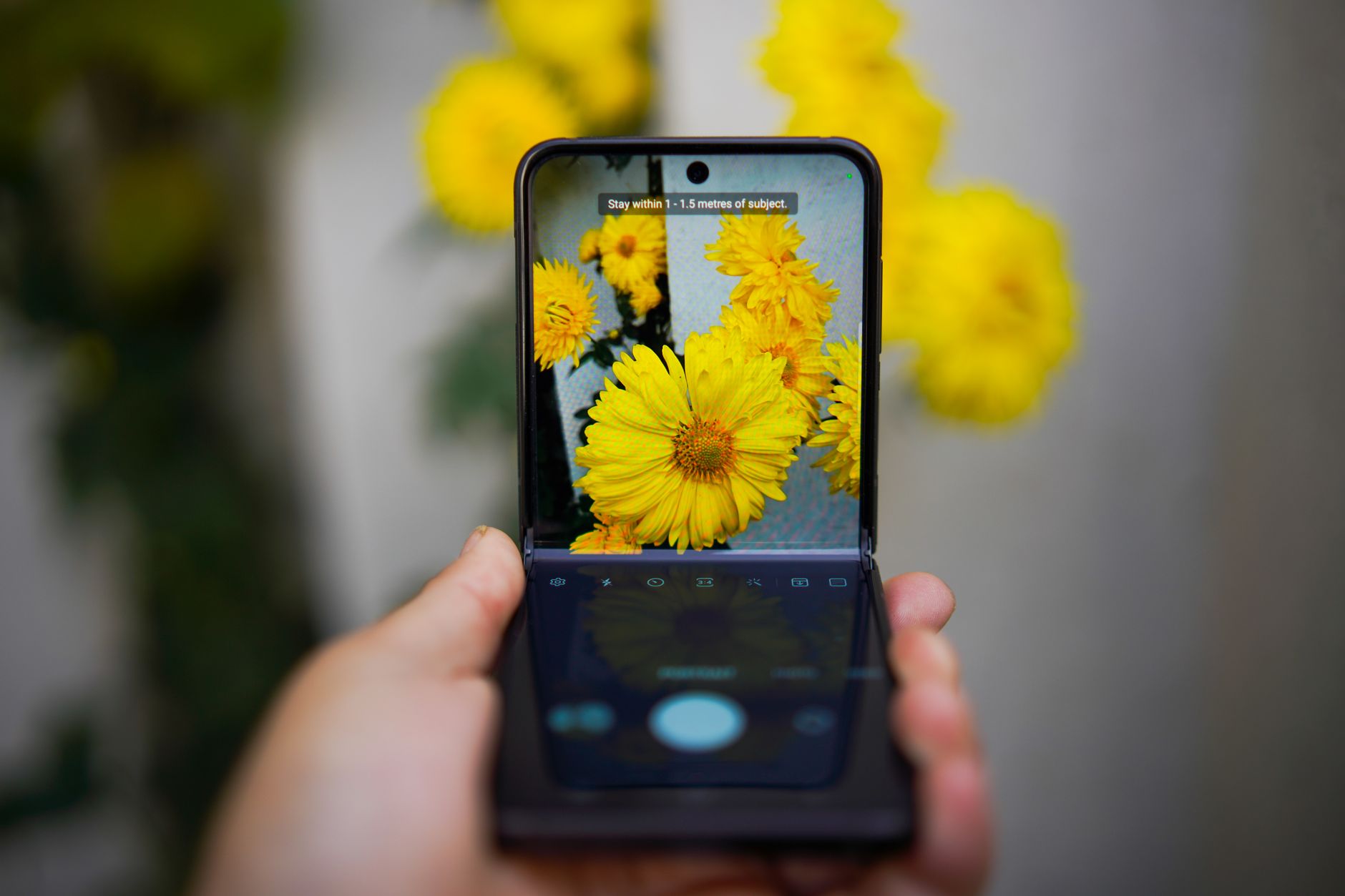 Celular dobrável aberto exibindo a tela interna ampliada, um dos destaques em novidades de tela smartphones