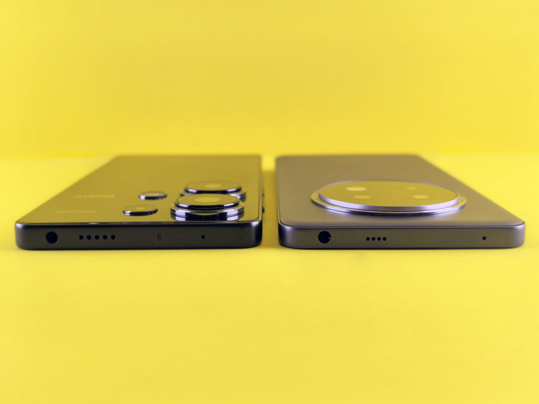 Comparação lado a lado de telas ao ar livre entre dois flagships compactos