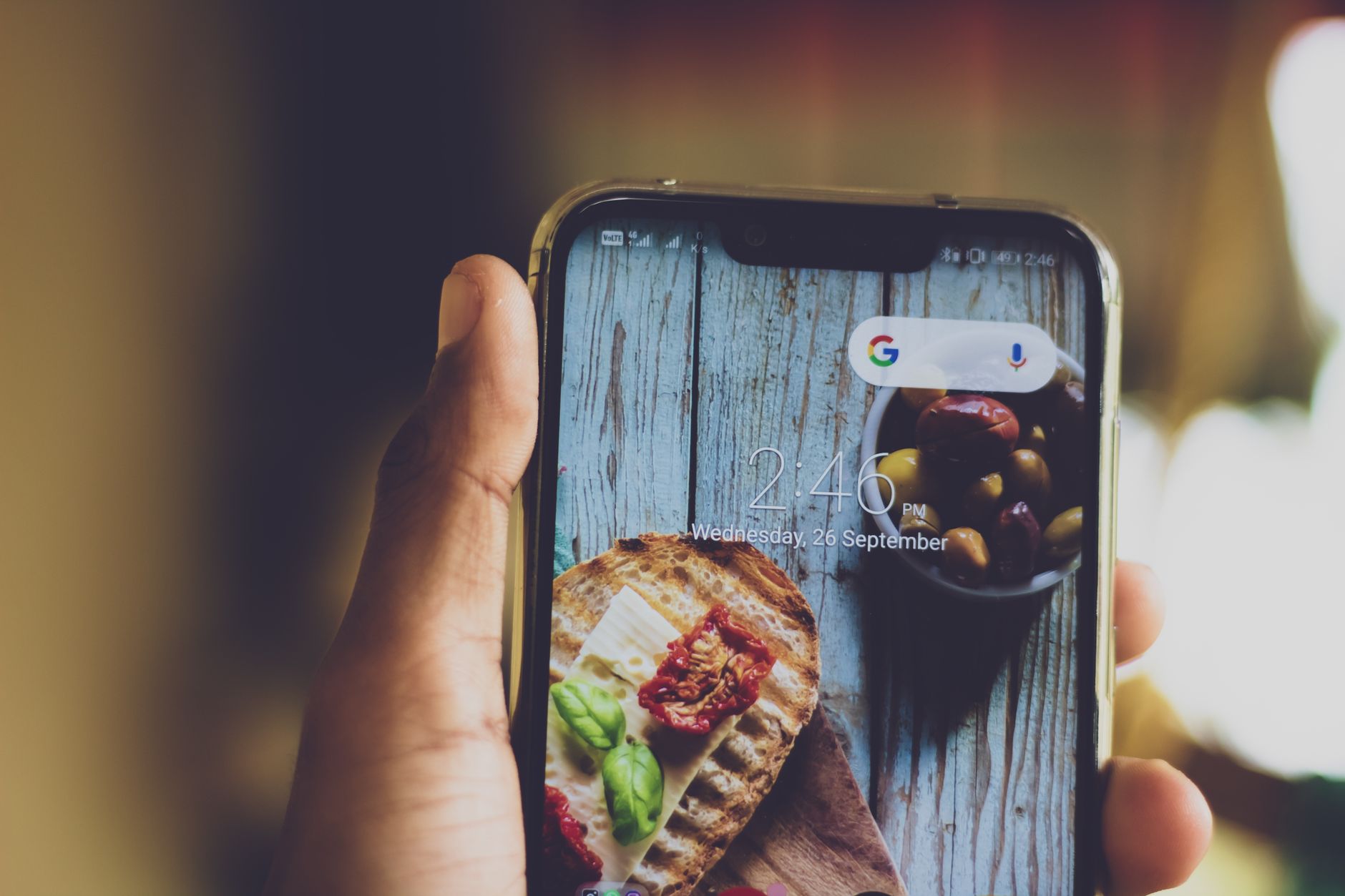 Uso diário da tela de um celular compacto premium avaliando melhor tela de celular 2026