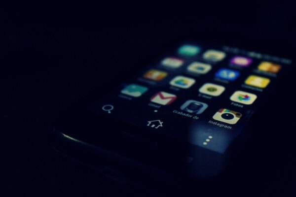 Sintomas de tela queimada em smartphone moderno
