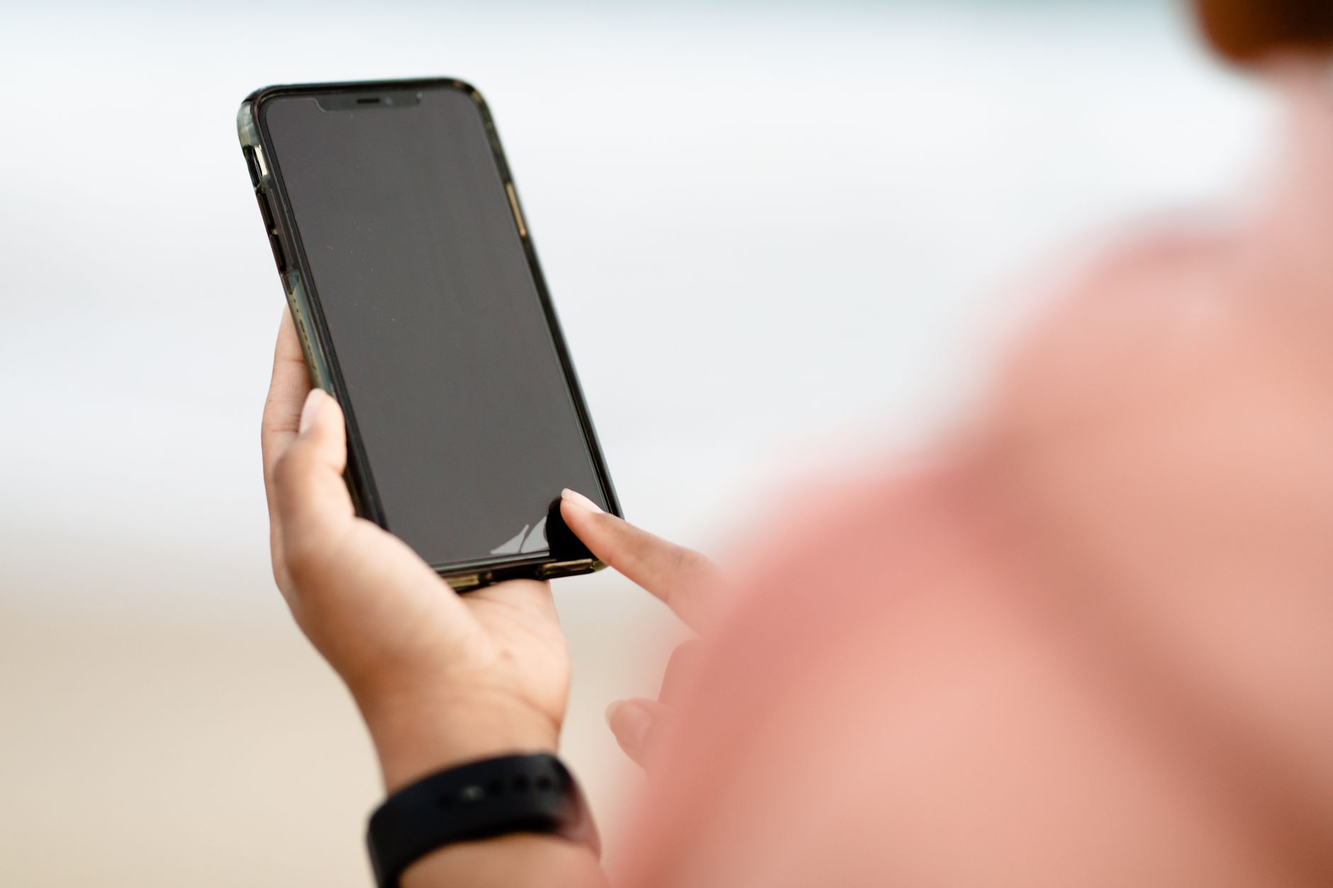 tela de smartphone legível sob luz do sol
