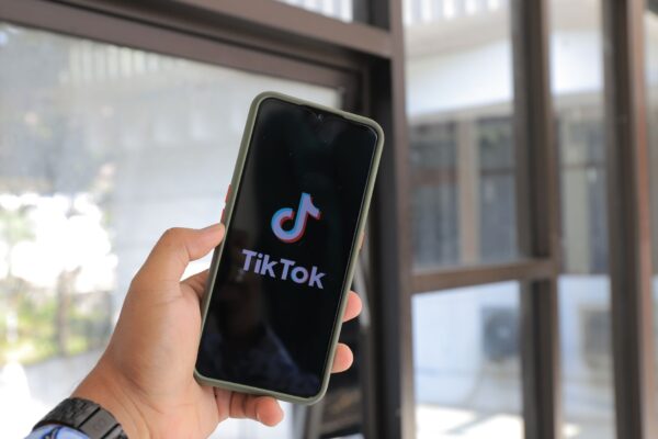 Close-up de smartphone mostrando a taxa de atualização da tela em uso