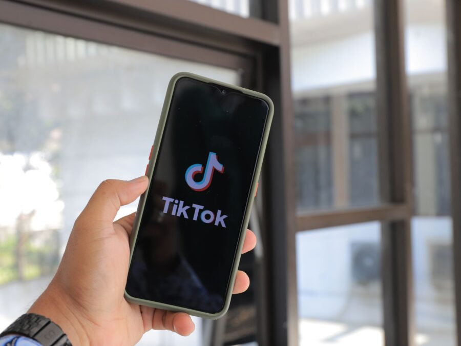 Close-up de smartphone mostrando a taxa de atualização da tela em uso