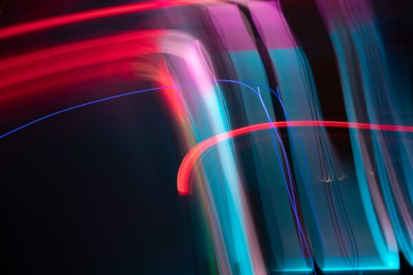 Detalhes brilhantes e contrastes infinitos da tela AMOLED vs IPS em um ambiente escuro