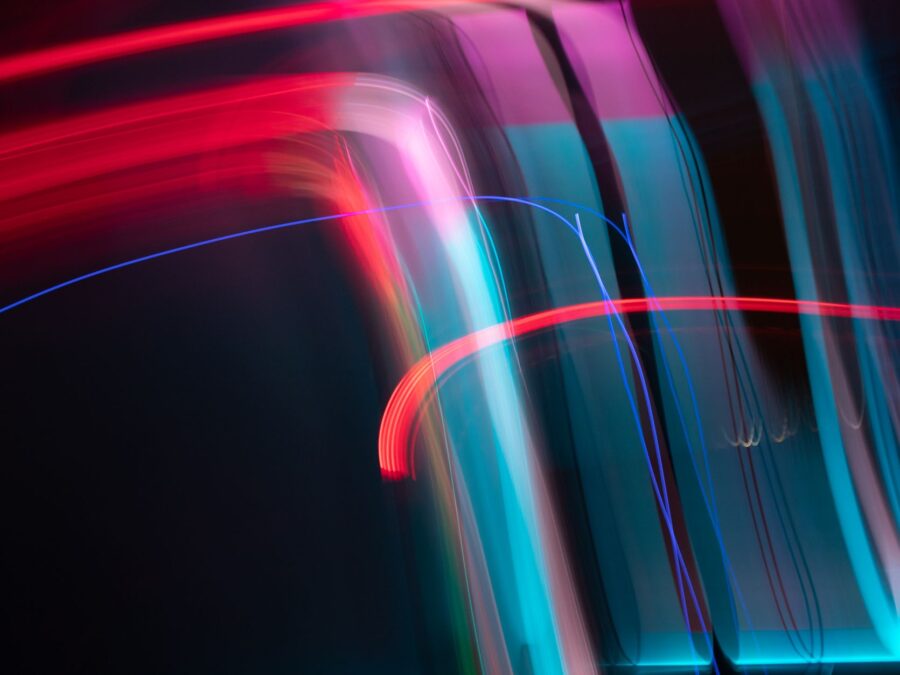 Detalhes brilhantes e contrastes infinitos da tela AMOLED vs IPS em um ambiente escuro