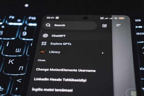 Close-up da tela de smartphone mostrando os pixels do painel AMOLED