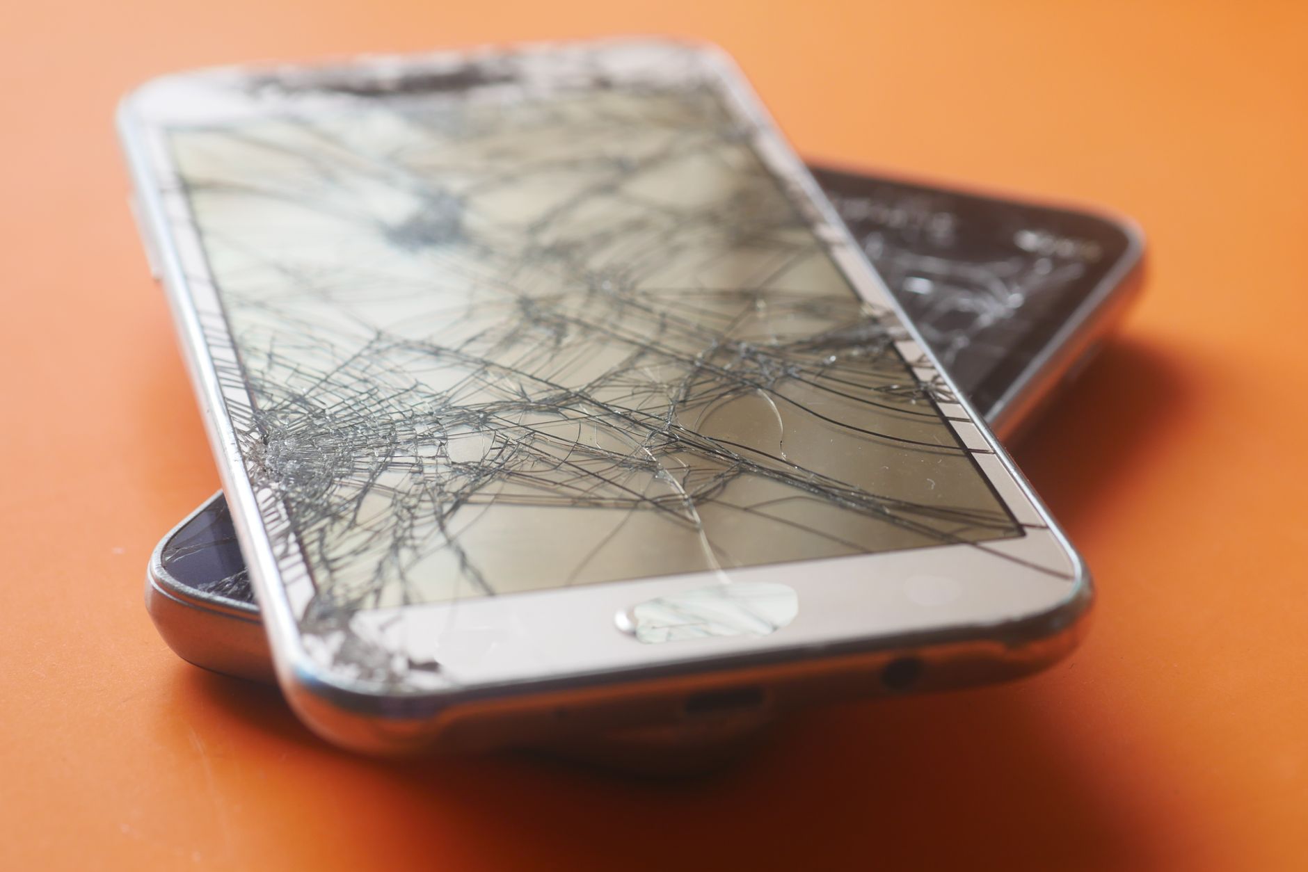 Vidro de proteção Gorilla Glass evitando rachadura na tela de smartphone