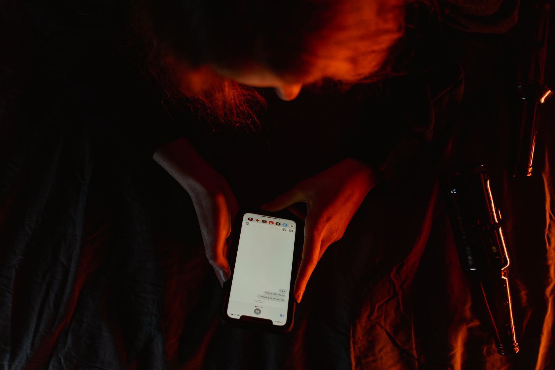 Uso de smartphone ao ar livre testando legibilidade solar