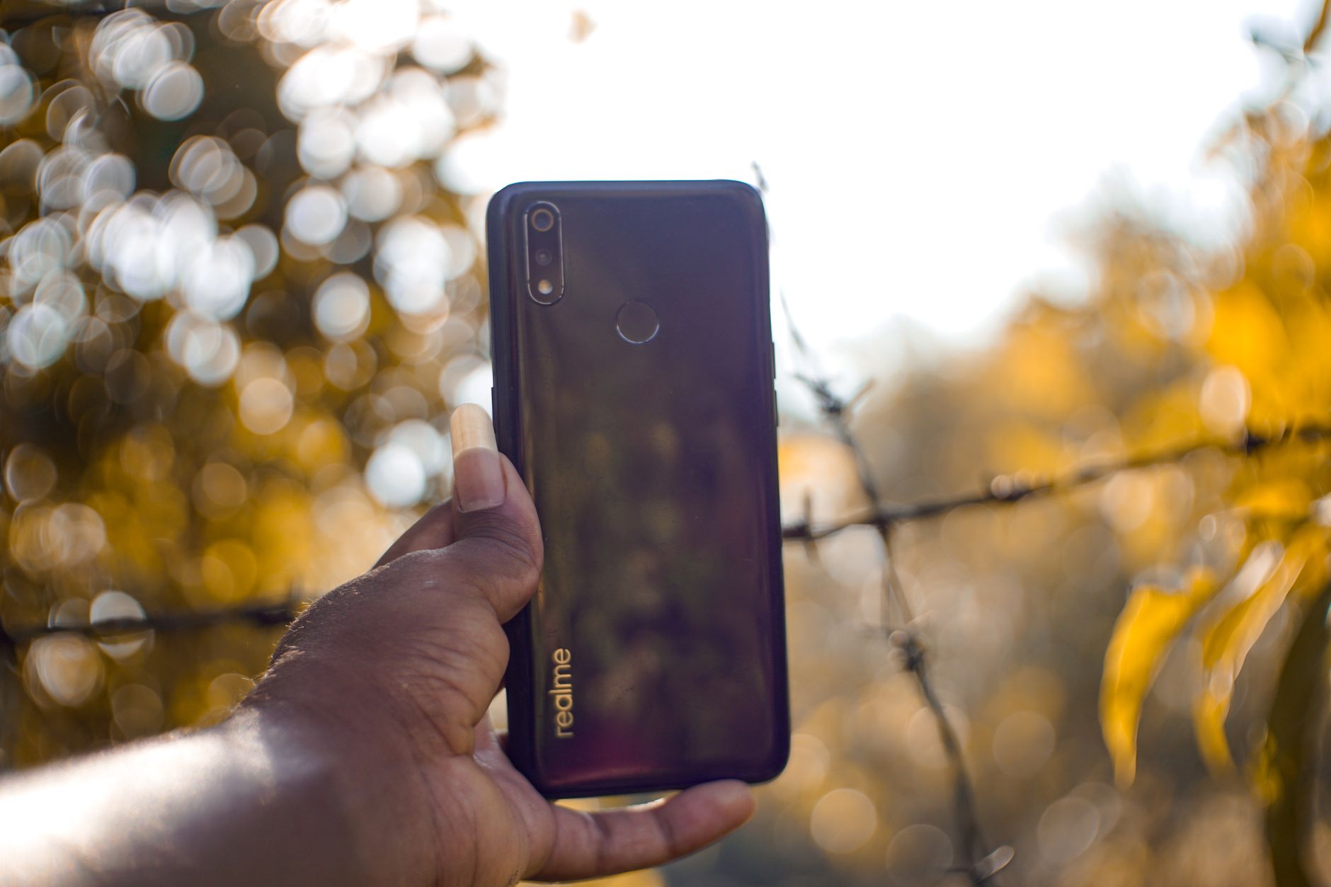 Uso externo do Xiaomi 15T Pro com tela de alto brilho sob luz solar