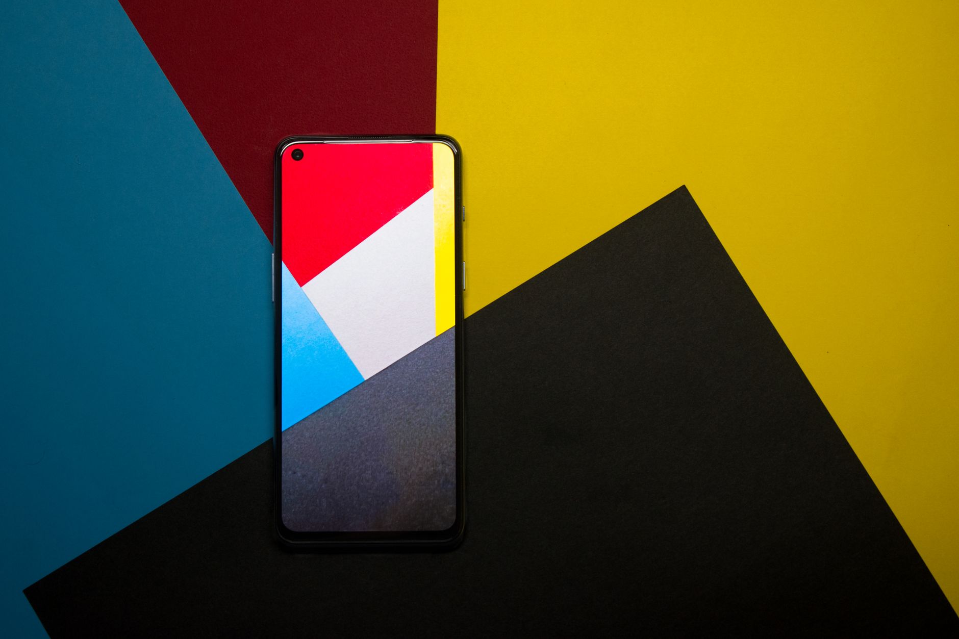 Detalhe de tela AMOLED mostrando cores vibrantes do Redmi Note 14 Pro+
