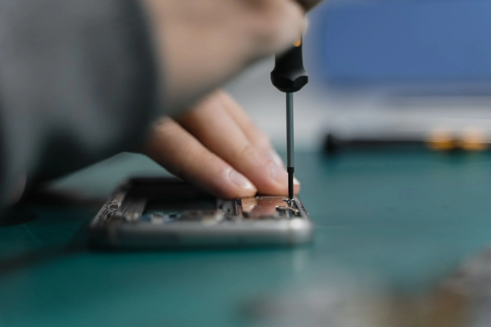 Procedimento técnico de troca de tela de celular