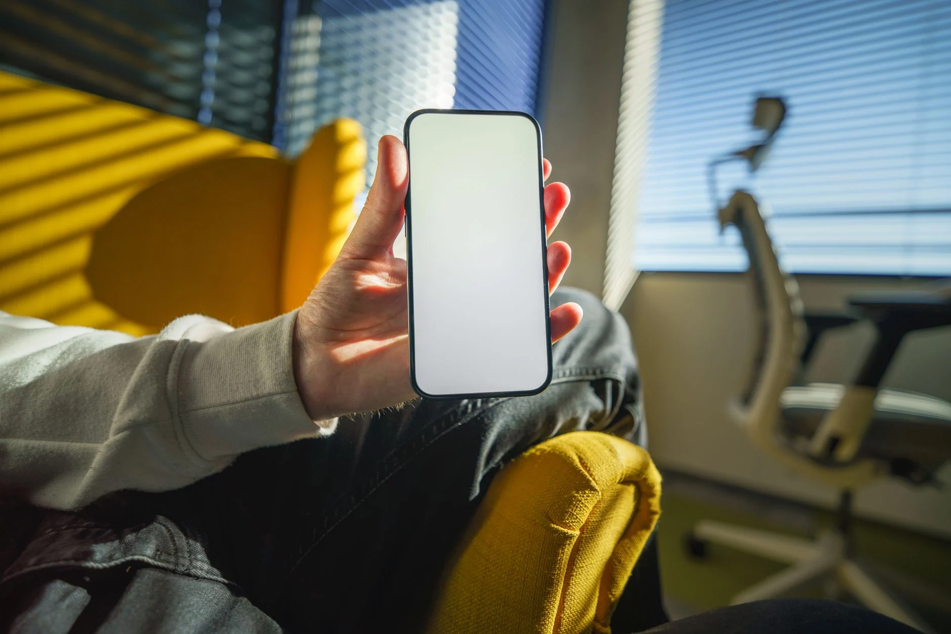 Teste de brilho de tela de celular sob luz solar forte ao ar livre