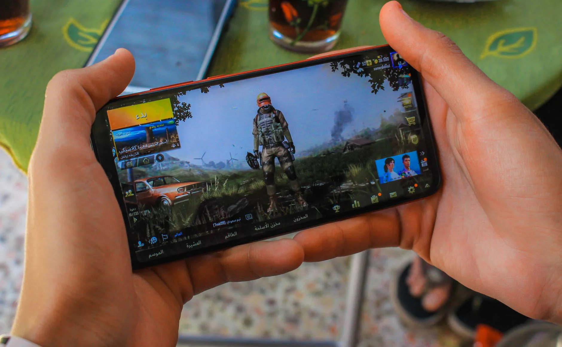 Jogador utilizando smartphone gamer de alta taxa de atualização de 165Hz