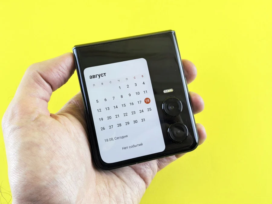 smartphone dobrável com a tela interna grande aberta, destaque das novidades de telas de celular