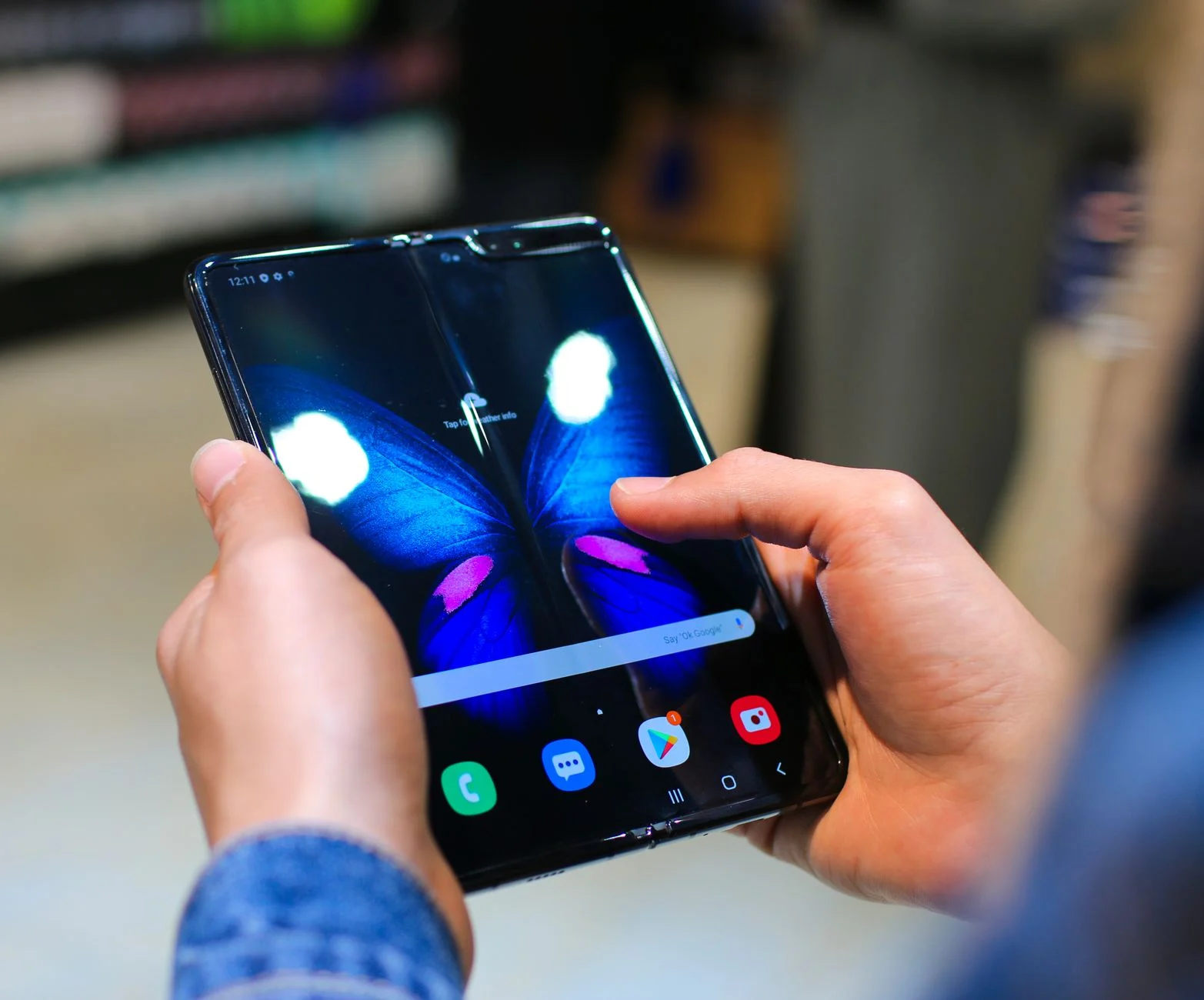 tela OLED de celular em alto brilho sob luz do sol ilustrando nits