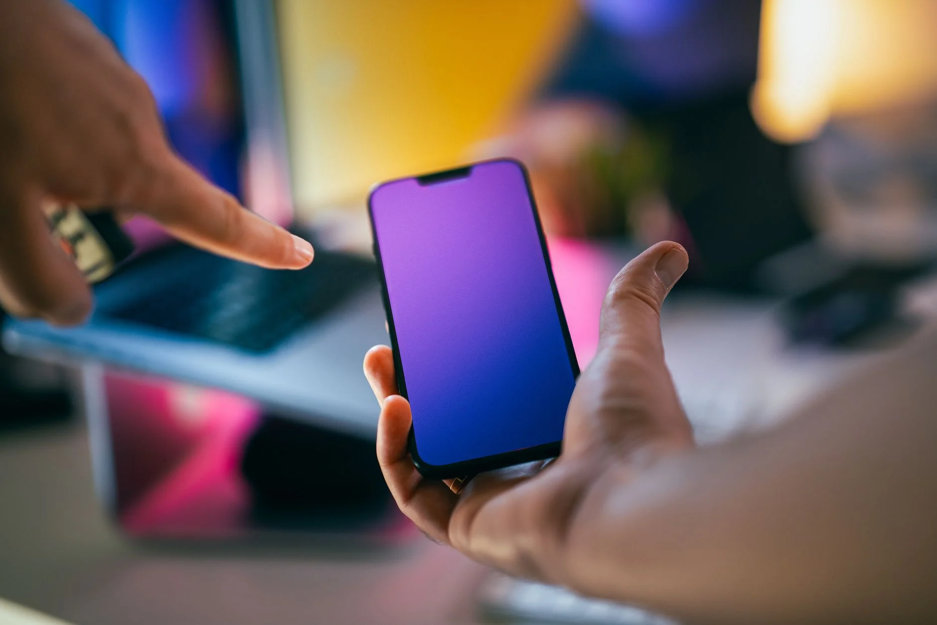 Diferença de contraste percebido entre displays orgânicos e cristais líquidos