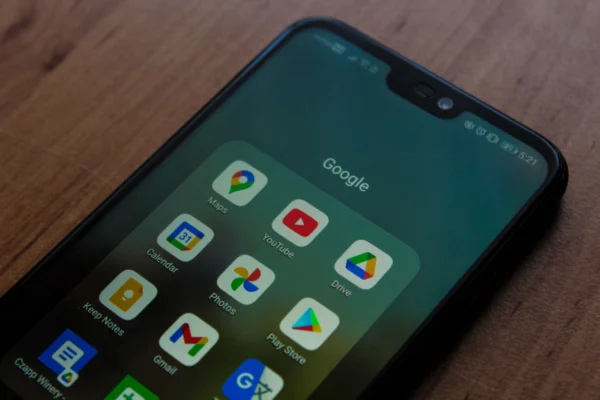 Detalhe da tela do Pixel 10 mostrando cores neutras