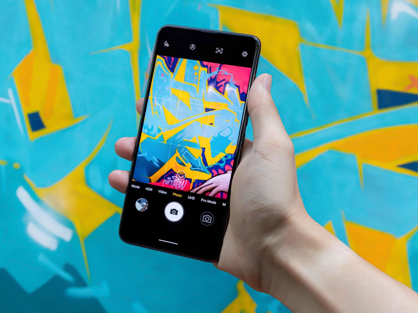 Close-up mostrando o brilho e as cores da tela AMOLED do Redmi Note 15 Pro 5G