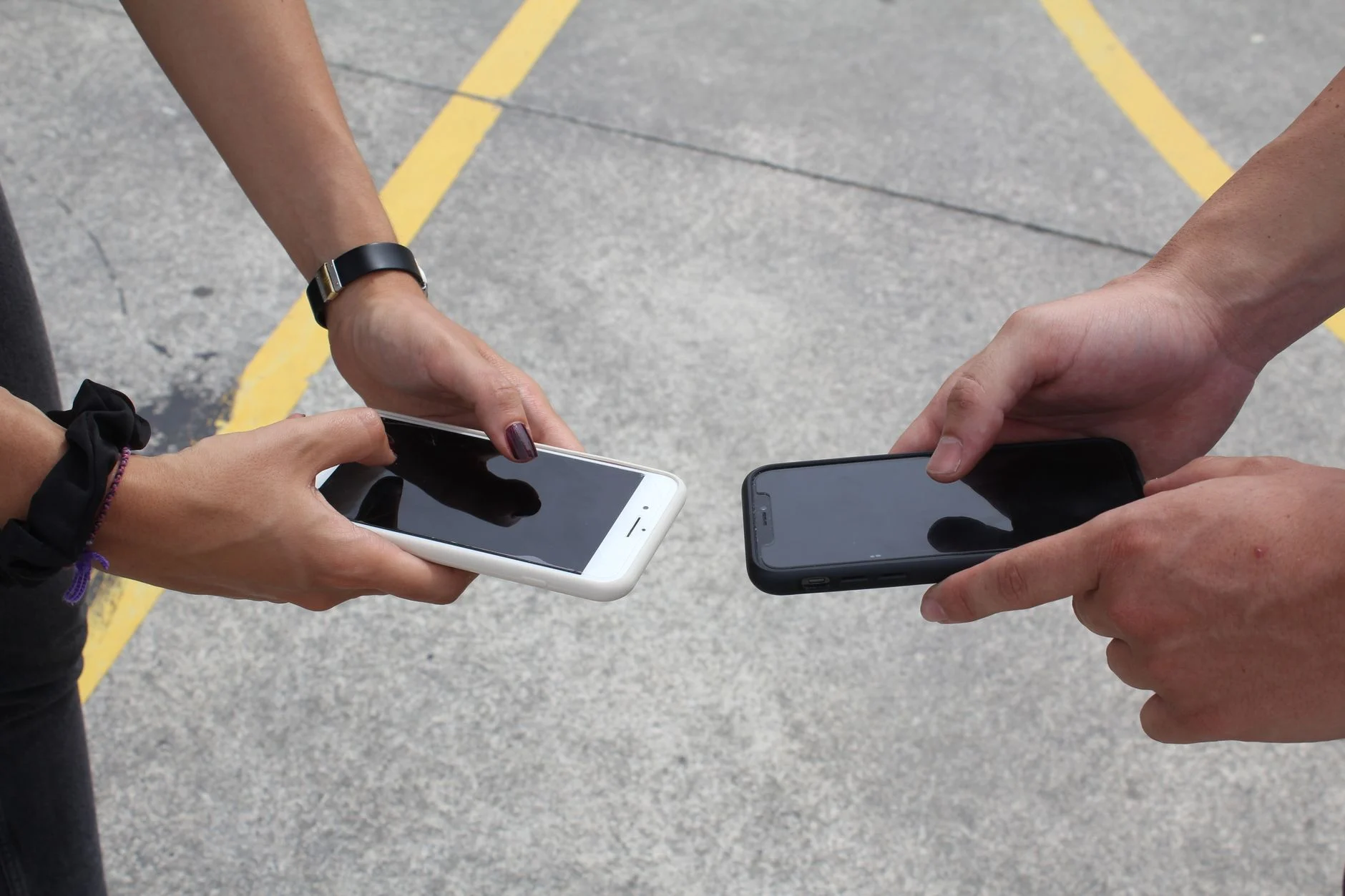 Comparação de tela entre o Redmi Note 15 Pro 5G e outro celular intermediário
