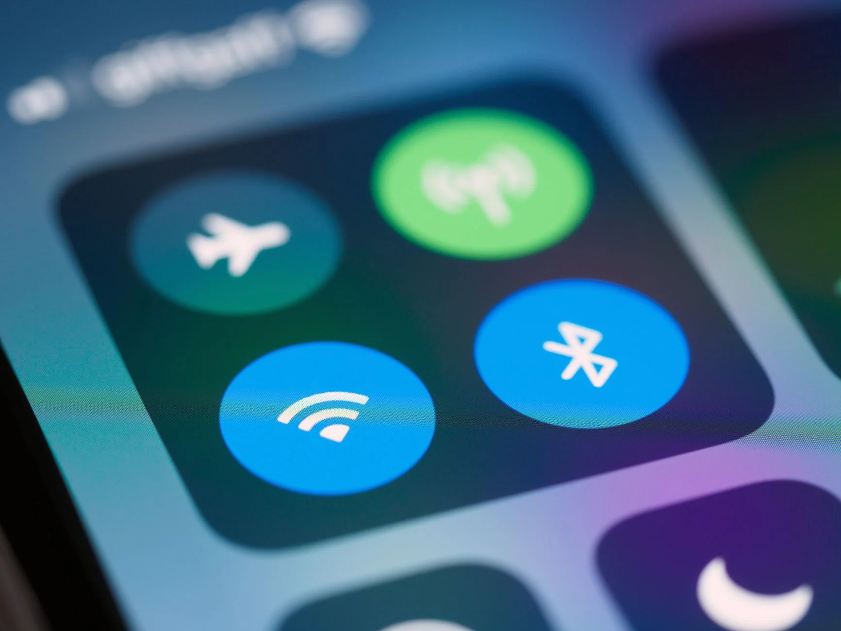 Detalhe de qualidade e bordas finas em um smartphone premium