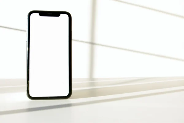 Tela de celular por faixa de preço exibindo alto brilho