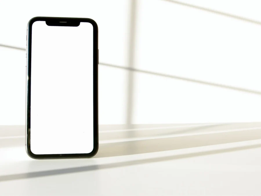Tela de celular por faixa de preço exibindo alto brilho